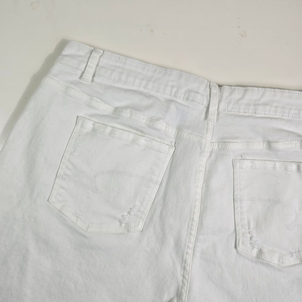 Time & Tru White High‑Rise Distressed Denim Shorts Plus Size 18 - Picture 9 of 10